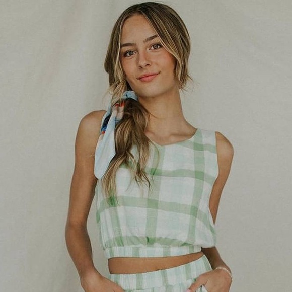 Super Cute HENLY cropped top! Size LARGE - Picture 4 of 4